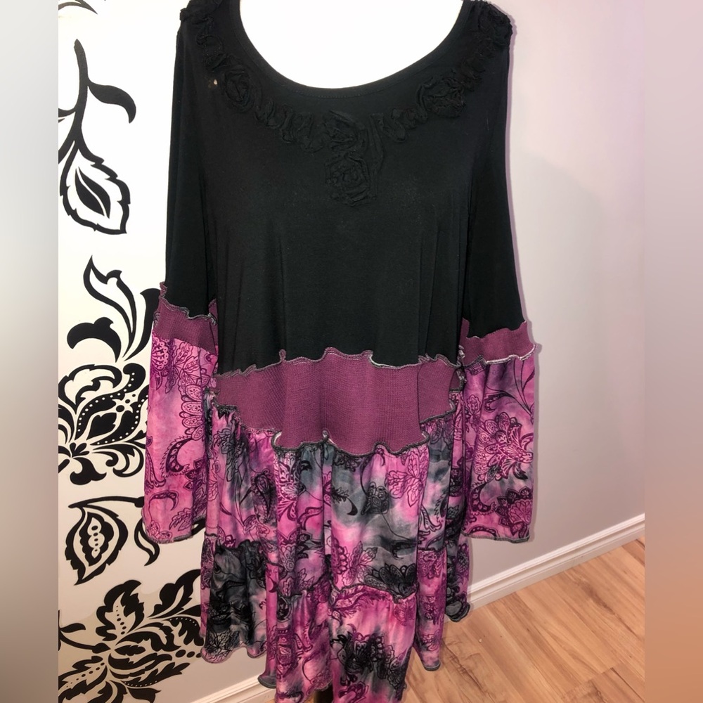 Flowing tunic with black rosettes at the scoop neckline, beautiful pink pattern